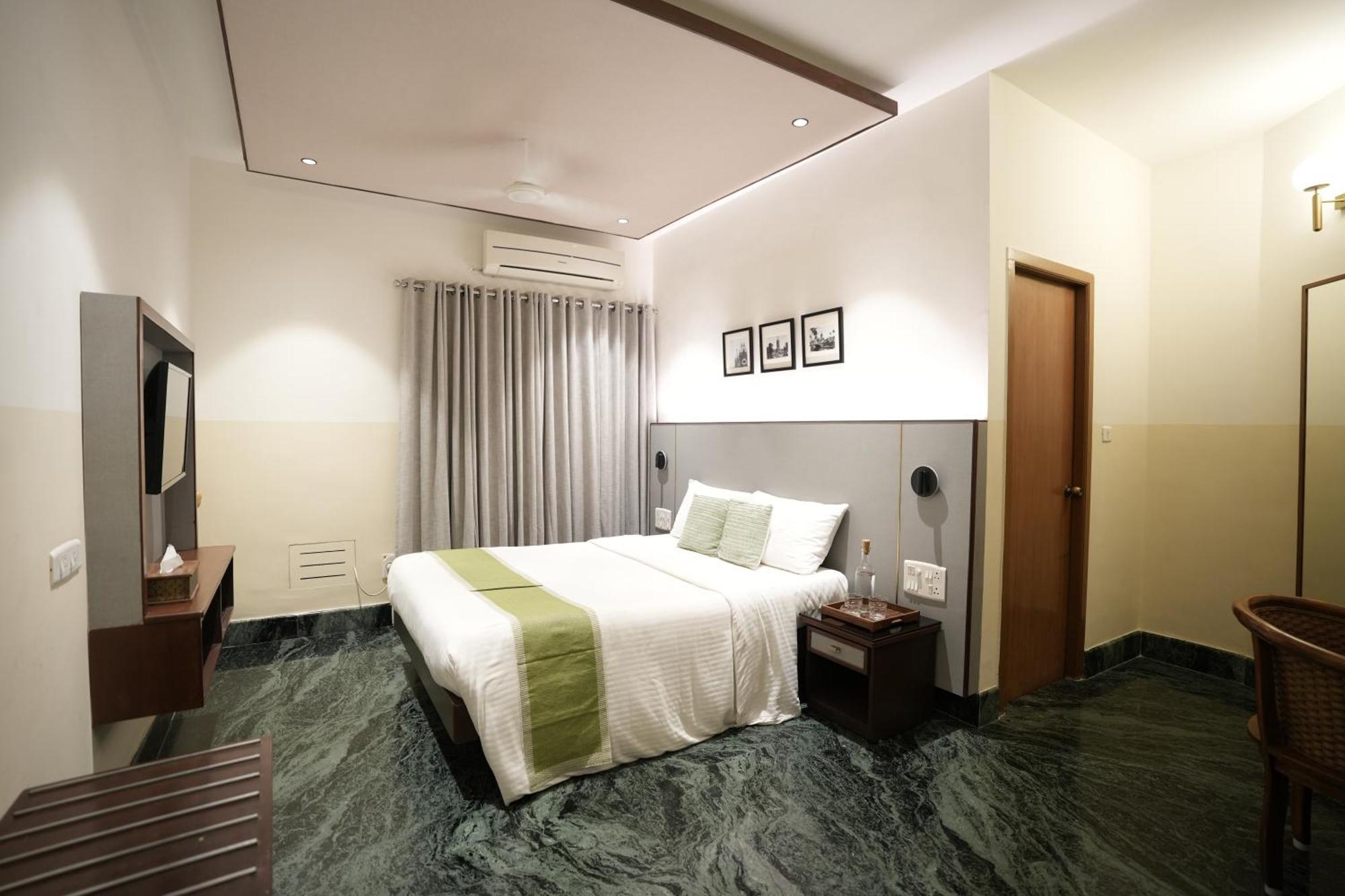 Hanu Reddy Residences Poes Garden Madrás Exterior foto